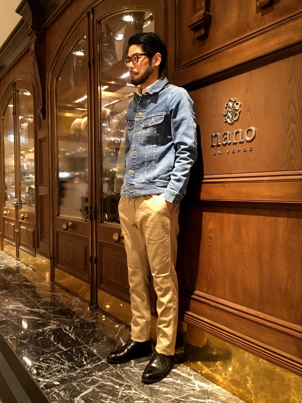 「LEE、Dickies」｜「LeeのLee/別注101 Denim Jacket（デニムジャケット、ブルー系）」を使った、nano・universe 梅田 STAFFさん（メンズ・181cm）の冬コーディネートの1枚目の写真