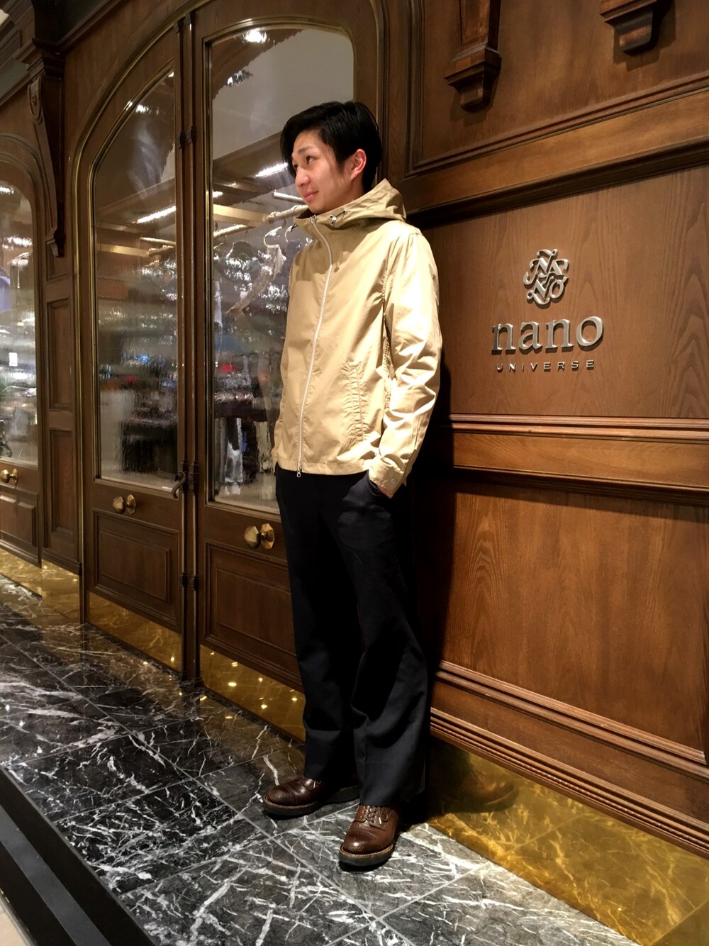 「ナノユニバース、nano・universe、カジュアルコーデ、春コーデ、タイプライター、フードパーカー、ベージュ、パーカー、ルクア、ルクアイーレ」｜「NANO universeのタイプライターフードブルゾン（マウンテンパーカー、ベージュ系）」を使った、nano・universe 梅田 STAFFさん（メンズ・178cm）の冬コーディネートの1枚目の写真