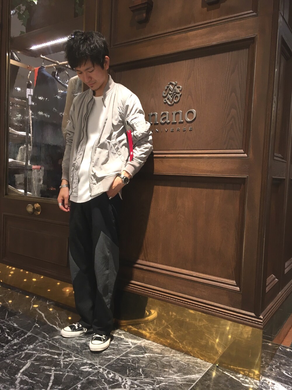 「nano・universe」｜「Alpha IndustriesのALPHA INDUSTRIES/別注BONDING L-2B（MA-1、グレー系）」を使った、nano・universe 梅田 STAFFさん（メンズ・170cm）の春コーディネートの1枚目の写真