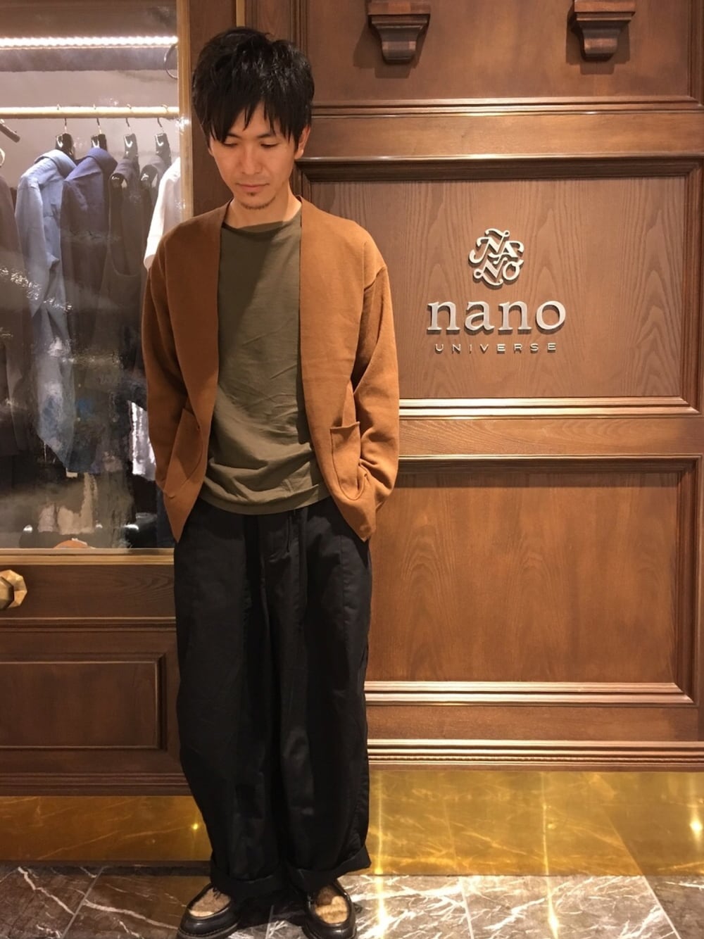 「オトナカジュアル、nano・universe、ルクアイーレ、カーディガン、秋コーデ、着流しスタイル」｜「NANO universeの強撚ニットラップカーディガン（カーディガン/ボレロ、ベージュ系）」を使った、nano・universe 梅田 STAFFさん（メンズ・170cm）の夏コーディネートの1枚目の写真