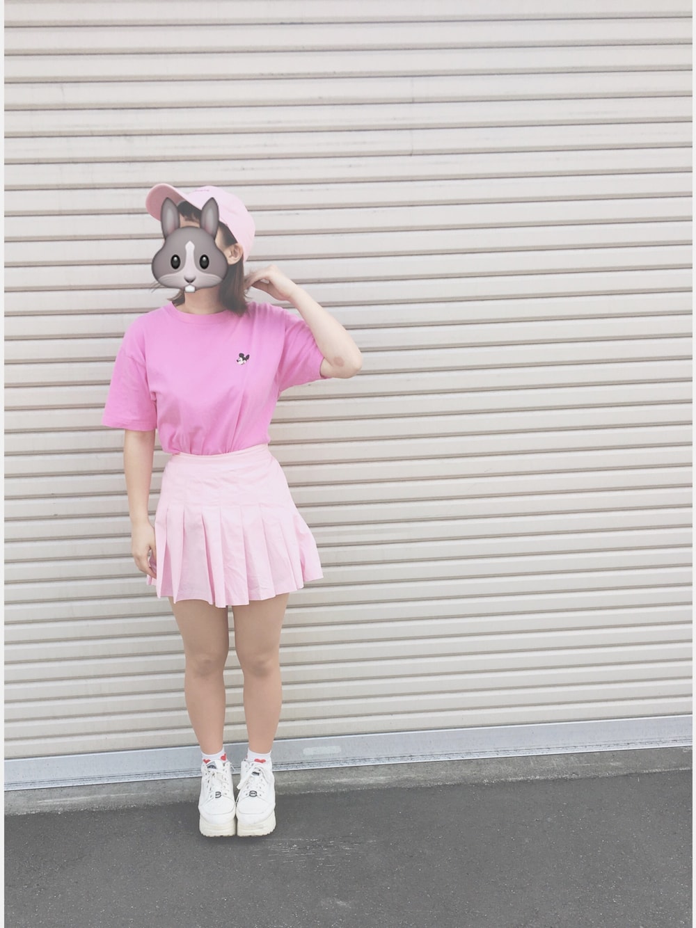 「pink、韓国風コーデ、ミッキー、ミッキーT、外ハネ、ソトハネ、厚底スニーカー」｜「SPINNSのアイテム（スカート、ピンク系）」を使った、かえこさん（レディース・155cm）の春コーディネートの1枚目の写真