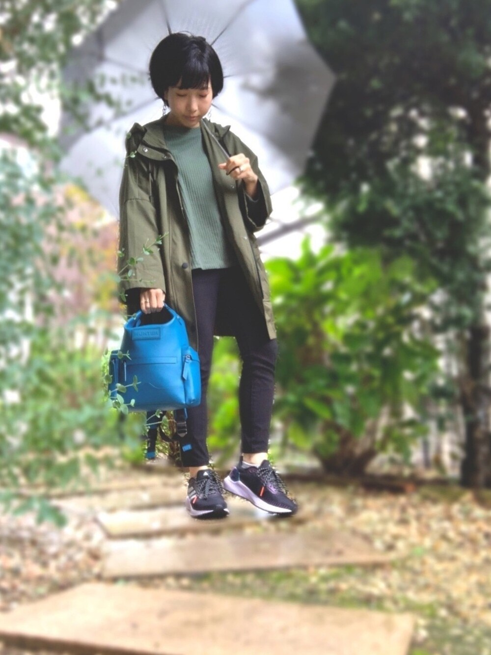 「休日スタイル、ビッグシルエット、低身長コーデ、スニーカー、雨の日コーデ、旅行、ストカジ、ストリート、雨の日、旅行スタイル」｜「HUNTERのHUNTER (ハンター）ORIGINAL MINI RUBBER LETHER BACKPACK (オリジナルミニラバーレザーバックパック）（バックパック/リュック、ブルー系）」を使った、サトウナナミさん（レディース・154cm）の秋コーディネートの1枚目の写真