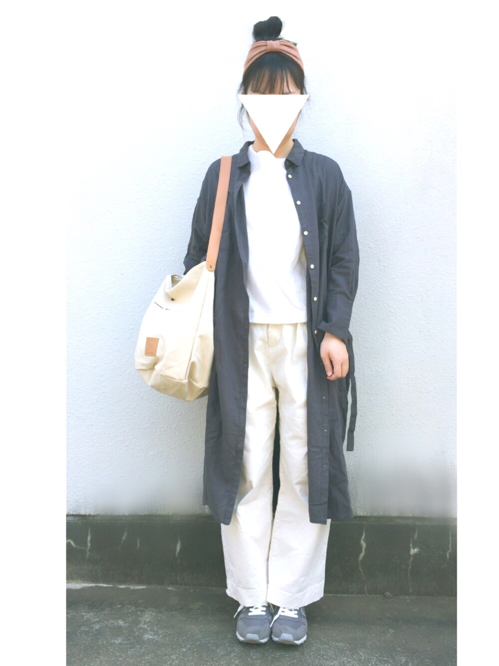 「春、シンプル、休日スタイル、オトナ女子、カジュアルコーデ、お花見、プチプラ、無印良品、おだんごヘアー、ホワイト」｜「studio CLIPのリネンレーヨンクロスロングシャツワンピース（シャツワンピース、グレー系）」を使った、hareさん（レディース・160cm）の春コーディネートの1枚目の写真