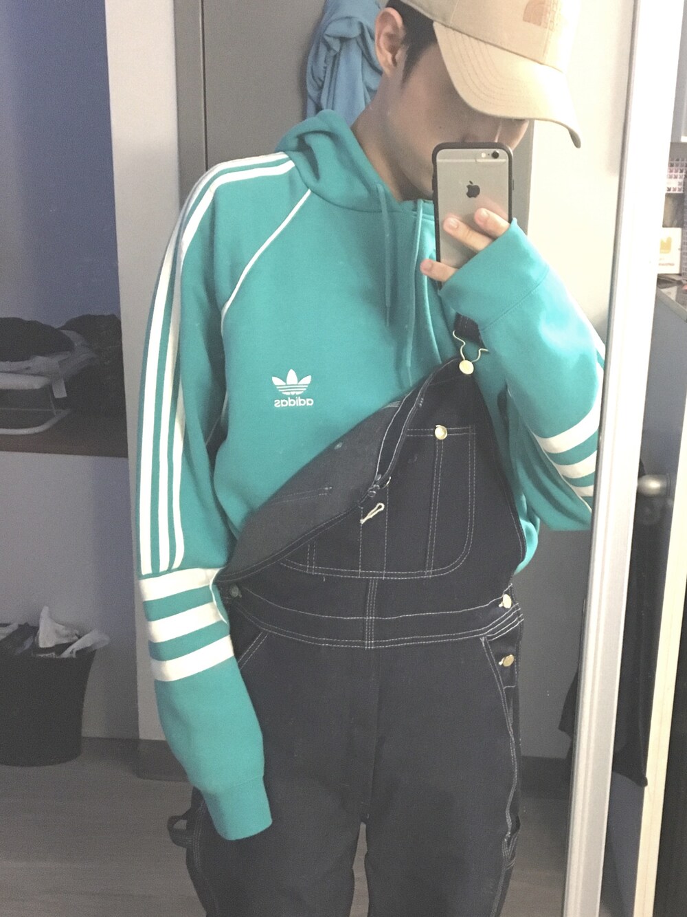 「korea、STYLE、BTS、iKON、light blue、adidas originals、overall、Cute」｜「adidas Originalsのアイテム（パーカー、ブルー系）」を使った、Tomさん（メンズ・170cm）の秋コーディネートの1枚目の写真