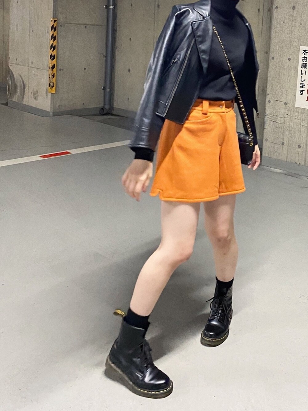 「wearhalloween2020、秋冬コーデ、ハロウィン、レザー、ライダース、Dr.Martens、韓国ファッション、ブラック、タートルネック、ショートパンツ」｜「UNIQLOのエクストラファインメリノリブタートルネックセーター（長袖）（ニット/セーター、ブラック系）」を使った、hさん（レディース・166cm）の秋コーディネートの1枚目の写真