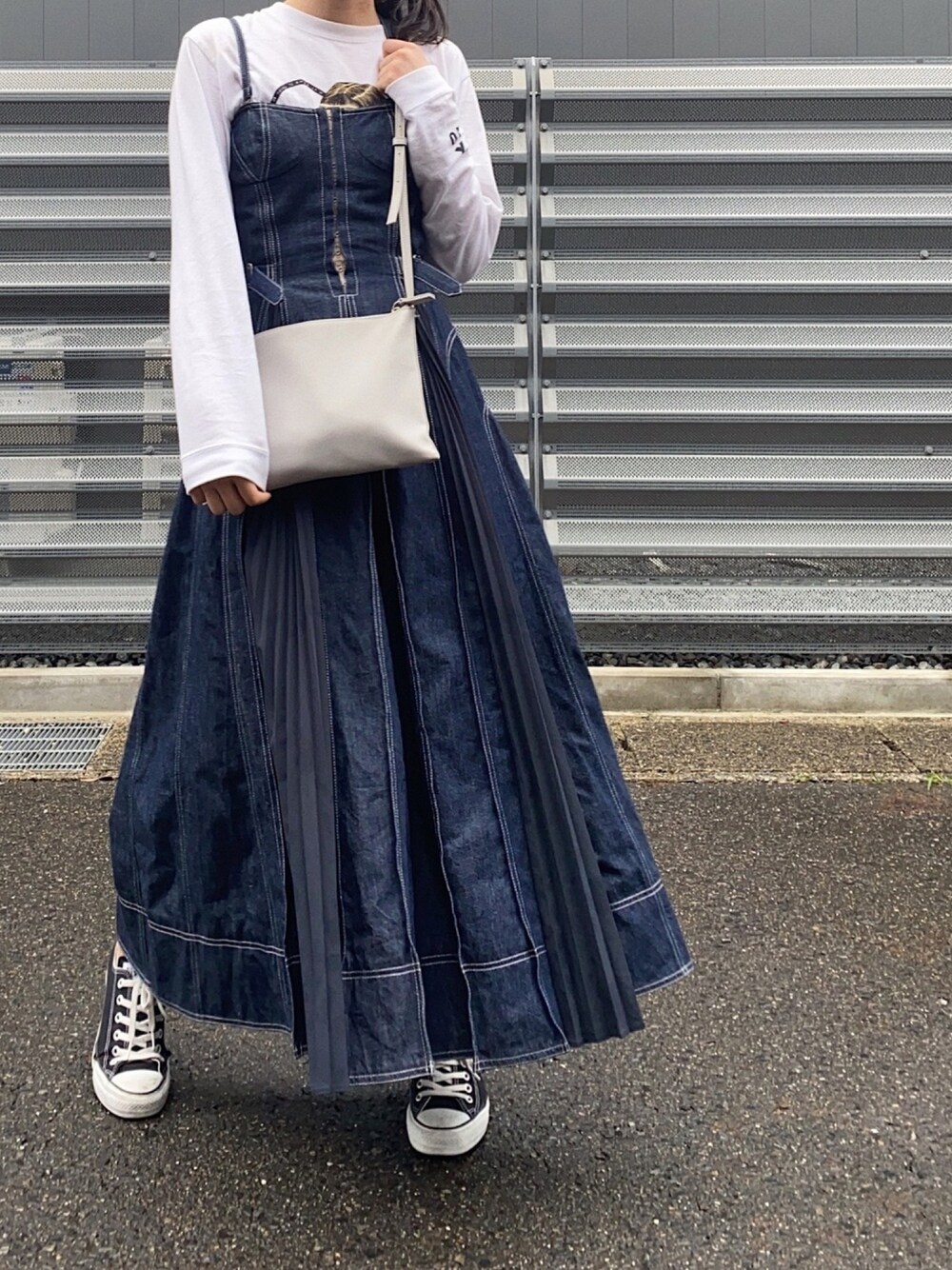 「これが私をアゲる服、casafline、デニム、ジャンパースカート、シンプルコーデ、ゆるコーデ、ロンT、プリントT、プリーツスカート、converse」｜「TOKYO CULTUART by BEAMSのEd Templeton / My Psychic ロングスリーブ Tシャツ（Tシャツ/カットソー、ホワイト系）」を使った、hさん（レディース・166cm）の春コーディネートの1枚目の写真