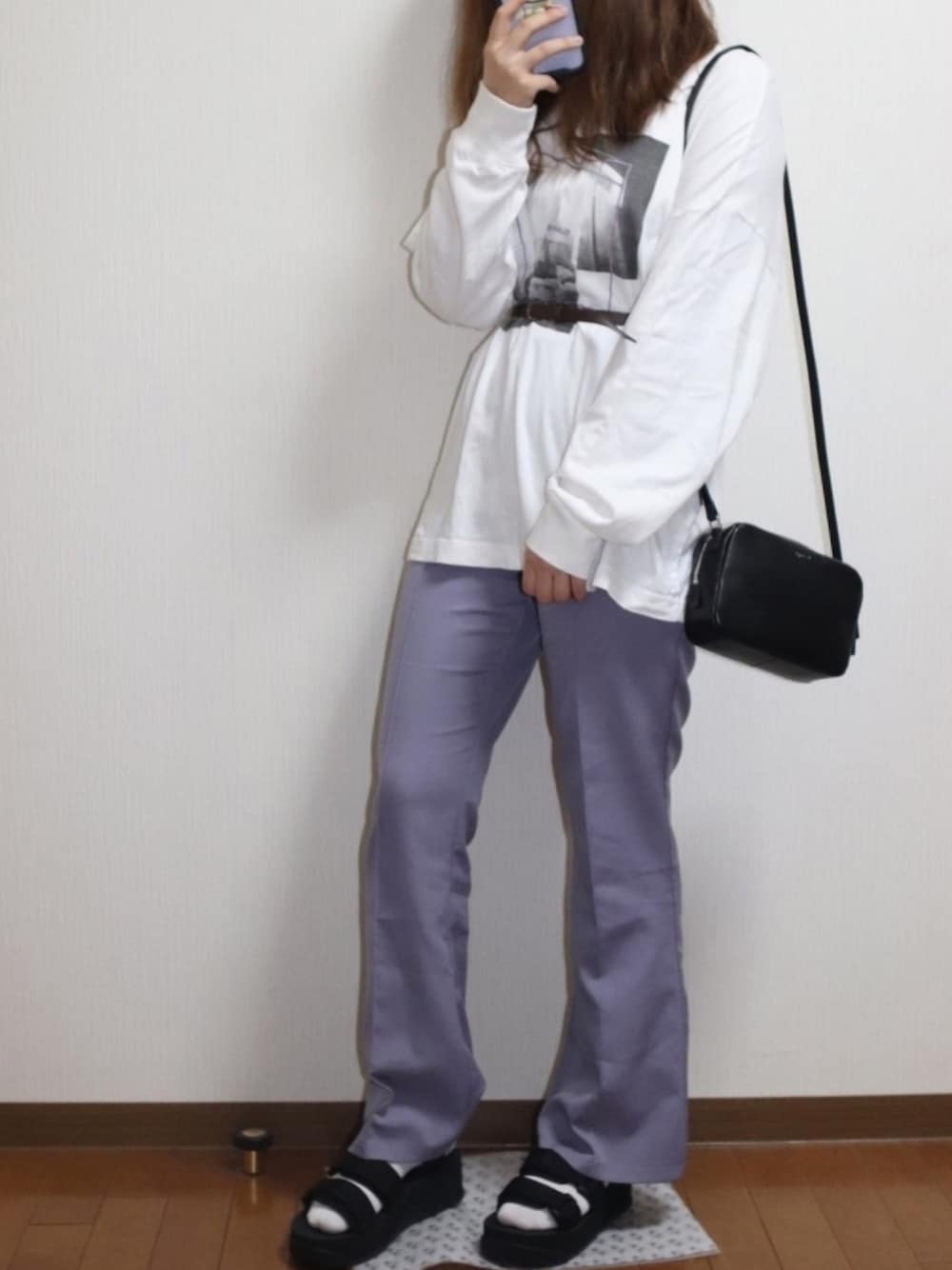 ホワイト系のTシャツ/カットソー、パープル系のパンツ、ブラック系のショルダーバッグを着用したレディースの春コーディネートの1枚目の写真