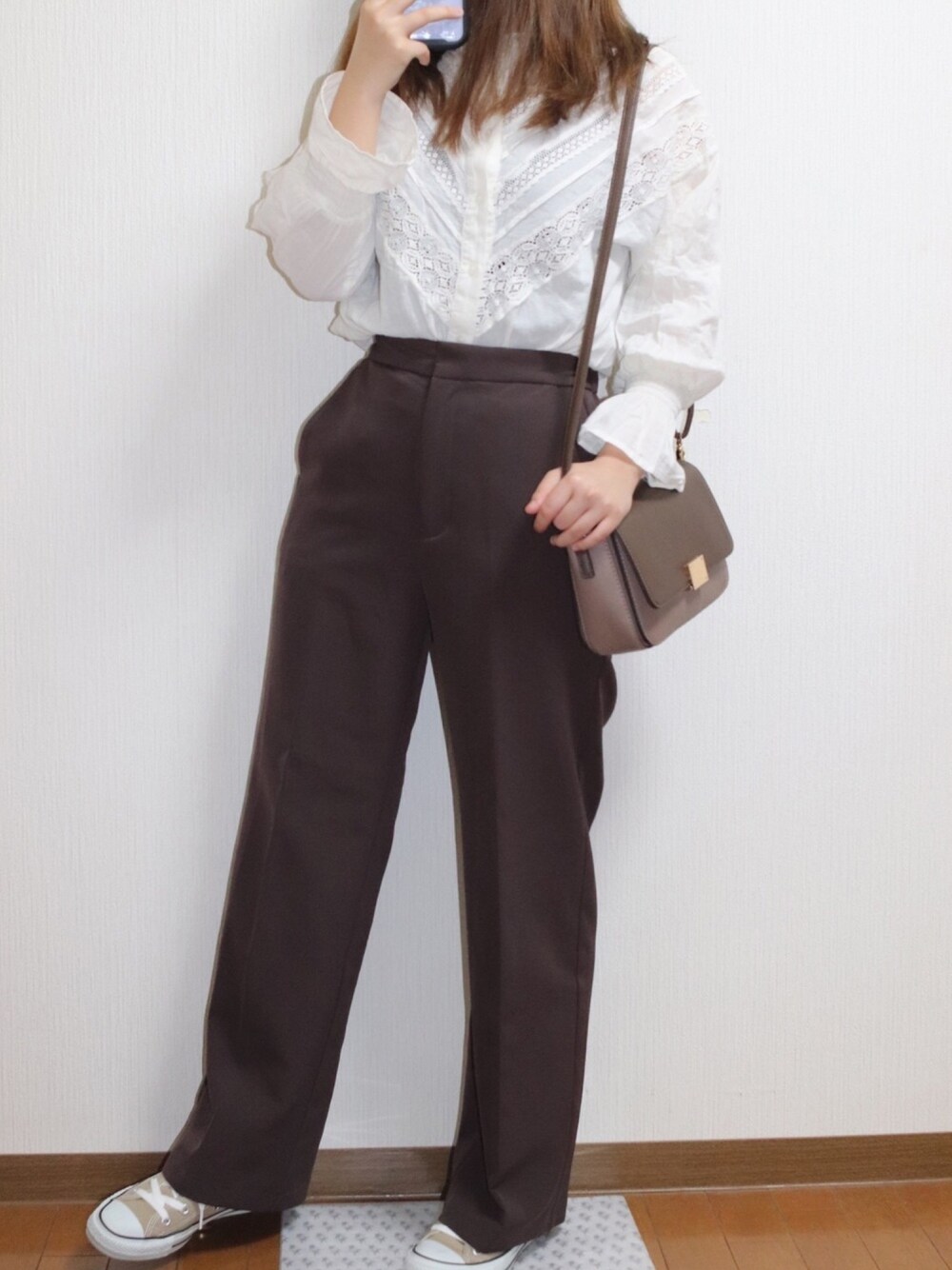 ホワイト系のシャツ/ブラウス、ブラウン系のパンツ、ブラウン系のショルダーバッグを着用したレディースの春コーディネートの1枚目の写真