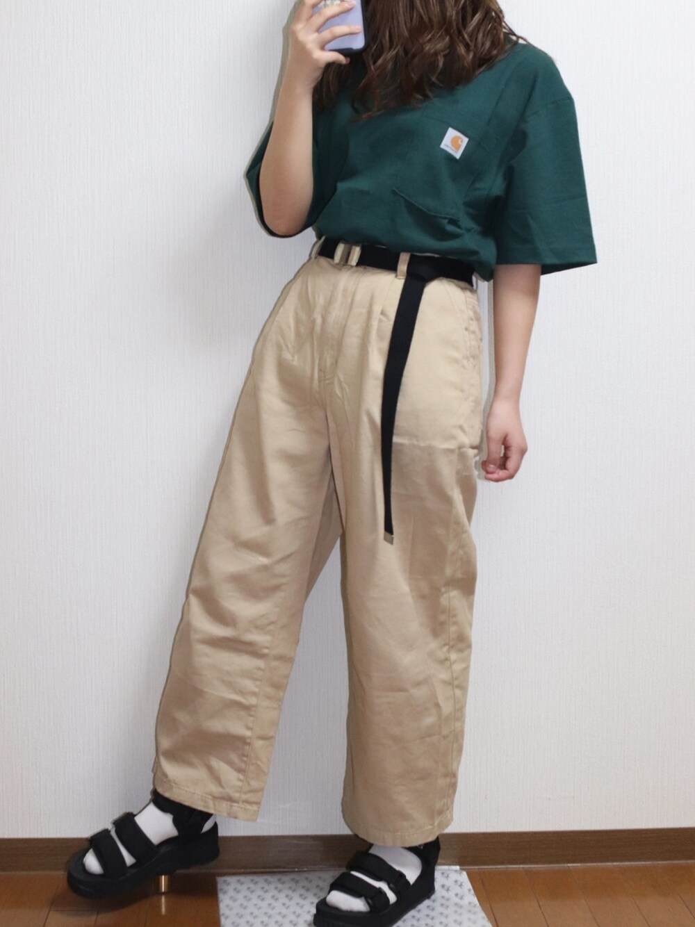 グリーン系のTシャツ/カットソー、ベージュ系のその他パンツ、ブラック系のサンダルを着用したレディースの夏コーディネートの1枚目の写真