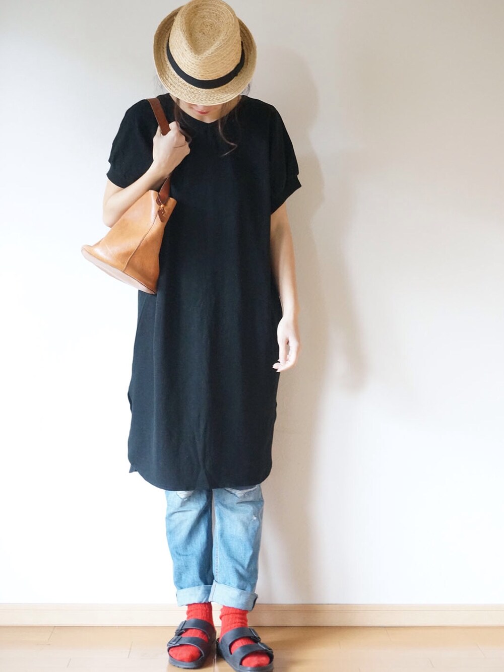 「pongee、シンプル、黒ワンピ、デニム、birkenstock」｜「pongeeのアイテム（ワンピース、その他）」を使った、pongeeさん（レディース・170cm）の秋コーディネートの1枚目の写真
