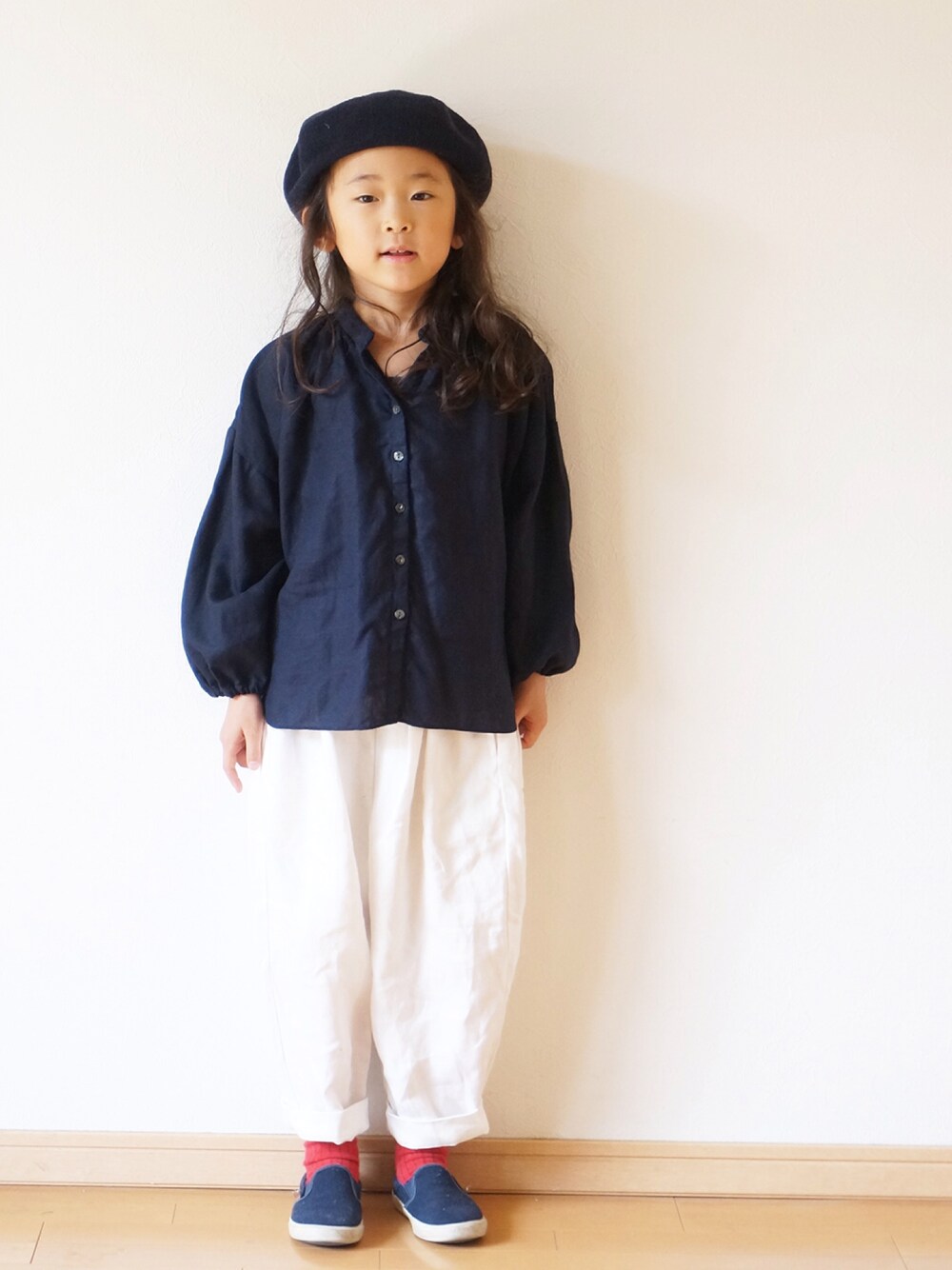 「pongee、kids、秋コーデ、キッズコーデ、キッズファッション、カジュアルコーデ、ワイドパンツ」｜「pongeeのアイテム（シャツ/ブラウス、ホワイト系）」を使った、pongeeさん（キッズ・120cm）の秋コーディネートの1枚目の写真