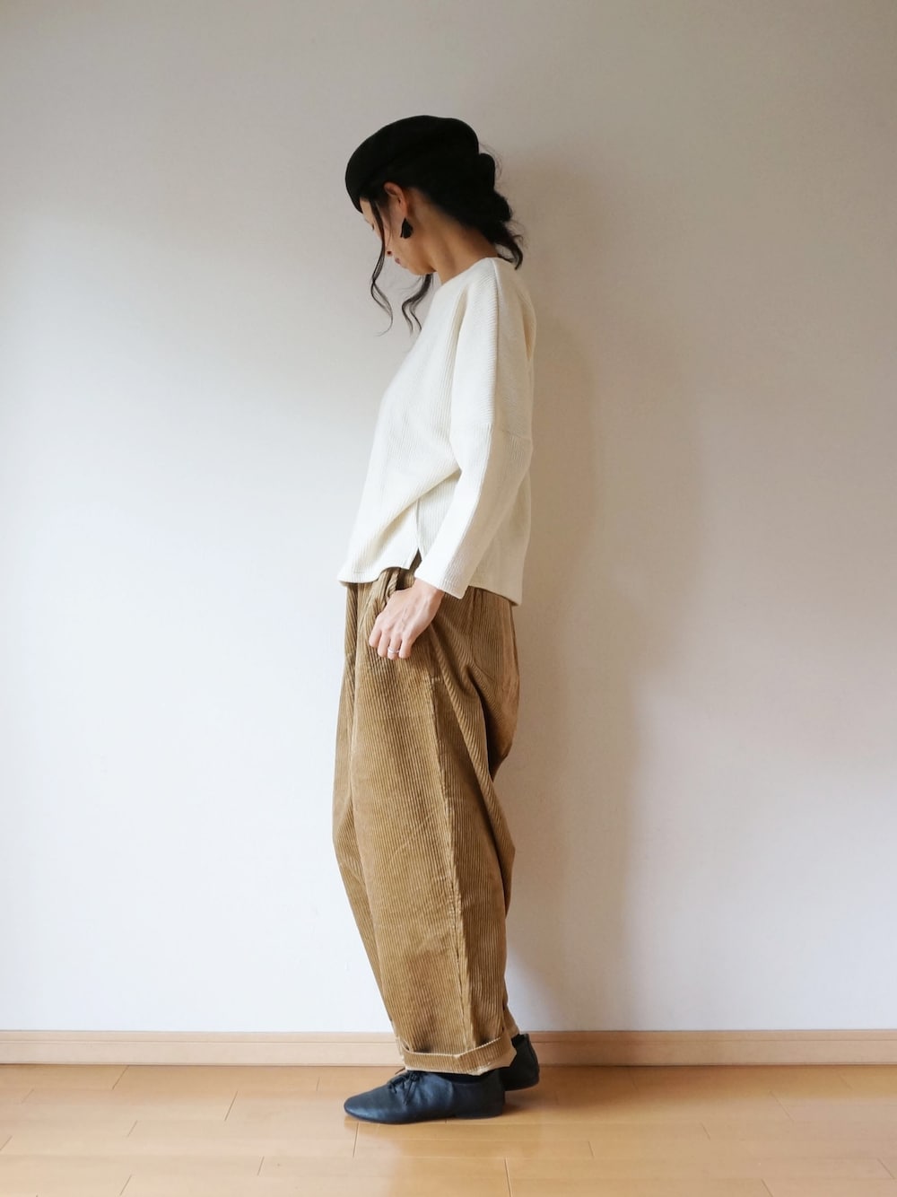 「pongee、お洒落さんとつながりたい、シンプル、秋冬コーデ、白ニット、コーデュロイ」｜「pongeeのアイテム（ニット/セーター、ホワイト系）」を使った、pongeeさん（レディース・170cm）の秋コーディネートの1枚目の写真