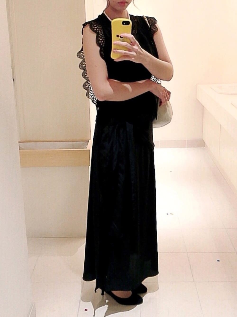 ブラック系のパンツ、ブラック系のシャツ/ブラウスを着用したレディースの夏コーディネートの1枚目の写真