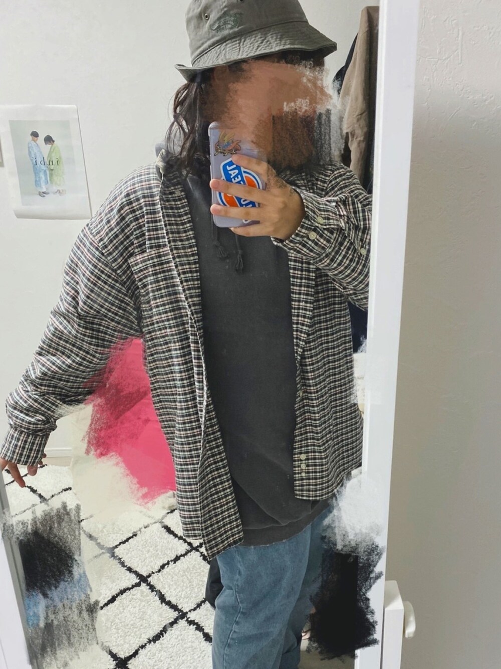 グリーン系のシャツ/ブラウス、ブルー系のデニムパンツ、ブラック系のパーカーを着用したレディースの春コーディネートの1枚目の写真