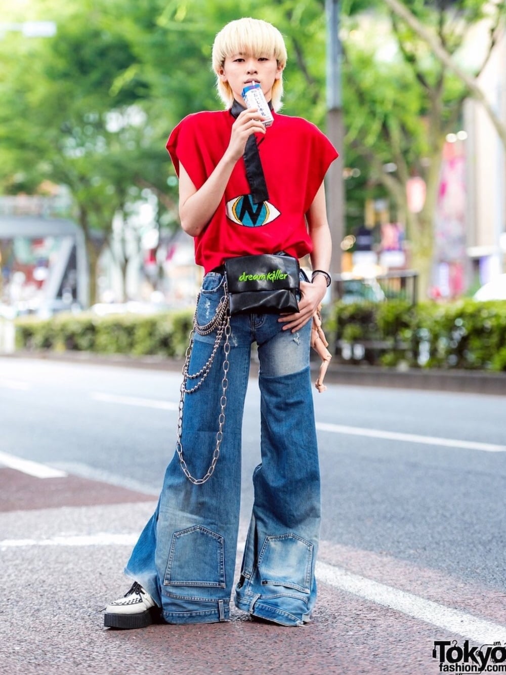 レッド系のニット/セーター、ブラック系のボディバッグ/ウエストポーチ、ブルー系のデニムパンツを着用したメンズの夏コーディネートの1枚目の写真