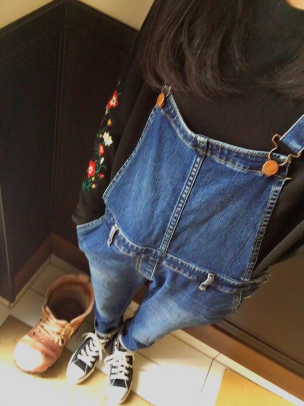 「春コーデ、サロペット、刺繍」｜「無印良品のアイテム（サロペット/オーバーオール、ブルー系）」を使った、さらんさん（レディース・163cm）の春コーディネートの1枚目の写真
