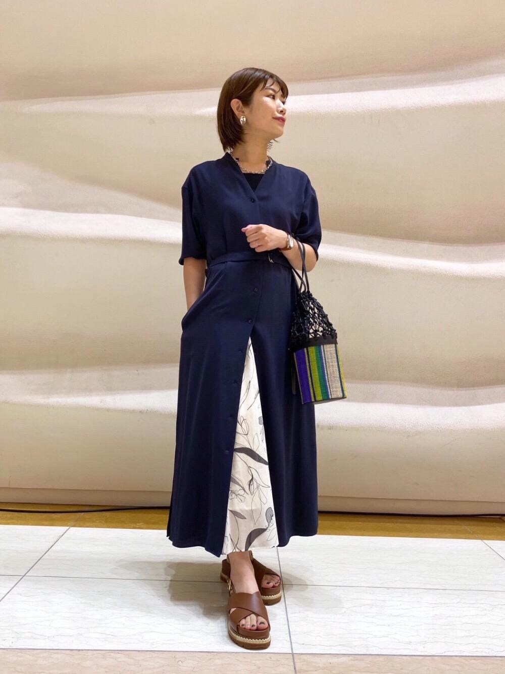 ブラウン系のサンダル、ブラック系のキャミソール、ブルー系のワンピースを着用したレディースの春コーディネートの1枚目の写真