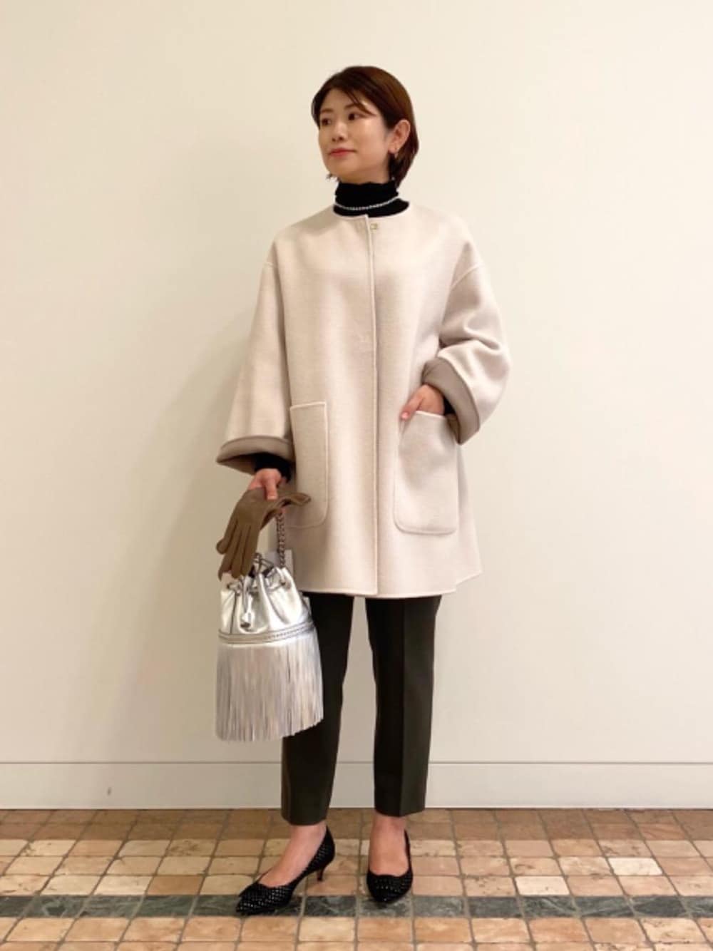 グレー系のその他パンツ、グレー系のノーカラーコートを着用したレディースの秋コーディネートの1枚目の写真