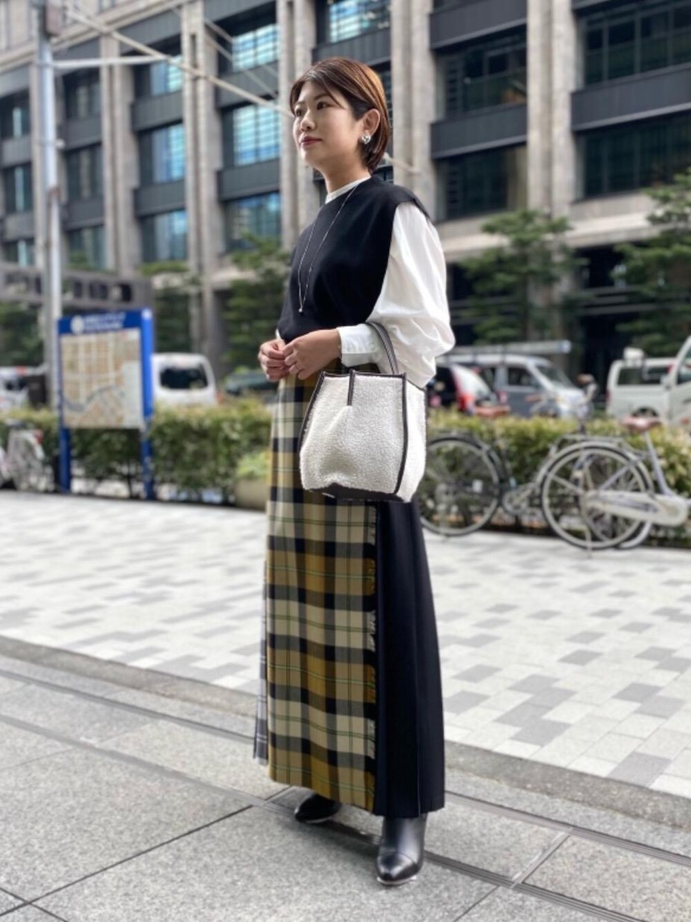 ホワイト系のショルダーバッグ、ブラック系のブーツ、ホワイト系のシャツ/ブラウスを着用したレディースの秋コーディネートの1枚目の写真