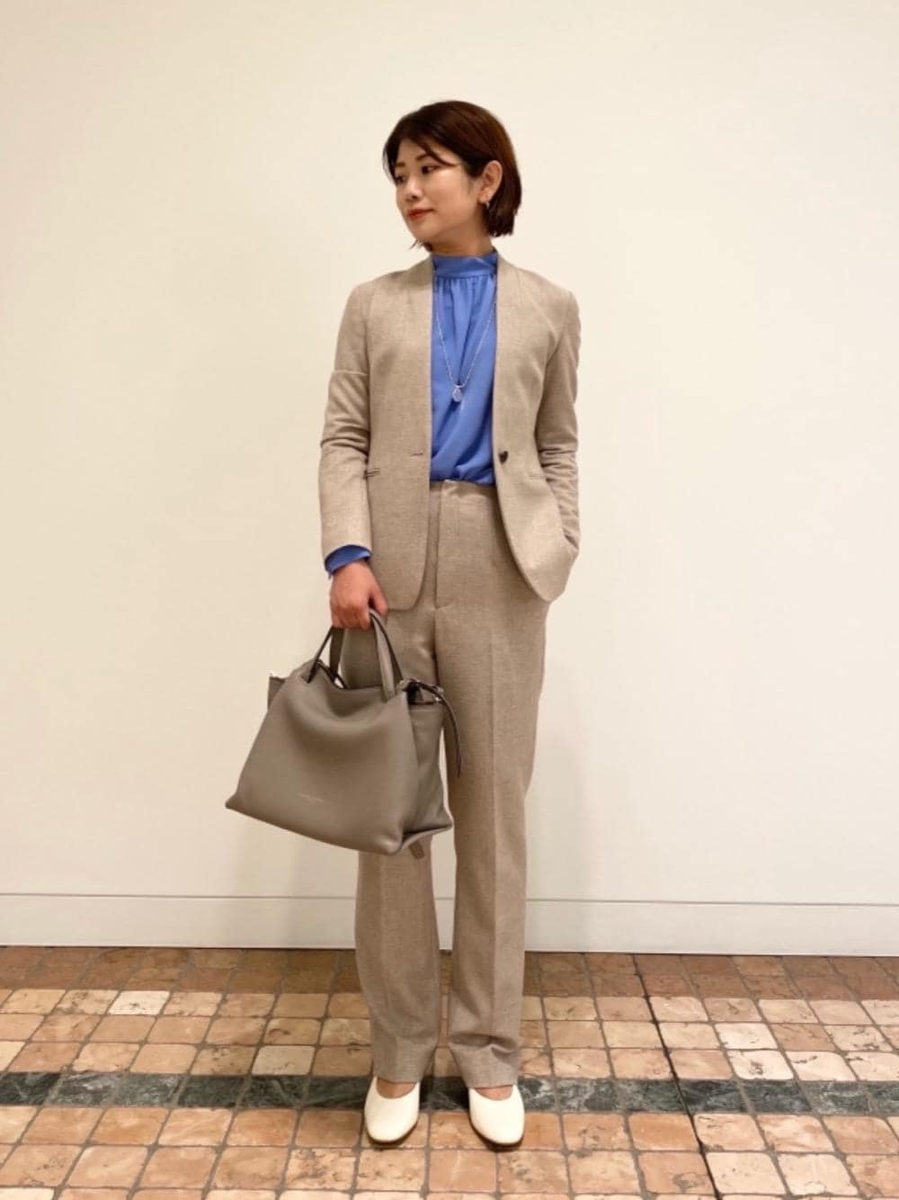 「ジャケット、シューズ、ビジネス、シャツ/ブラウス、👟バッグ、ぱんつ」｜「UNITED ARROWSの＜UNITED ARROWS＞ラウンド チャンキー パンプス（パンプス、ホワイト系）」を使った、006963さん（レディース・154cm）の秋コーディネートの1枚目の写真