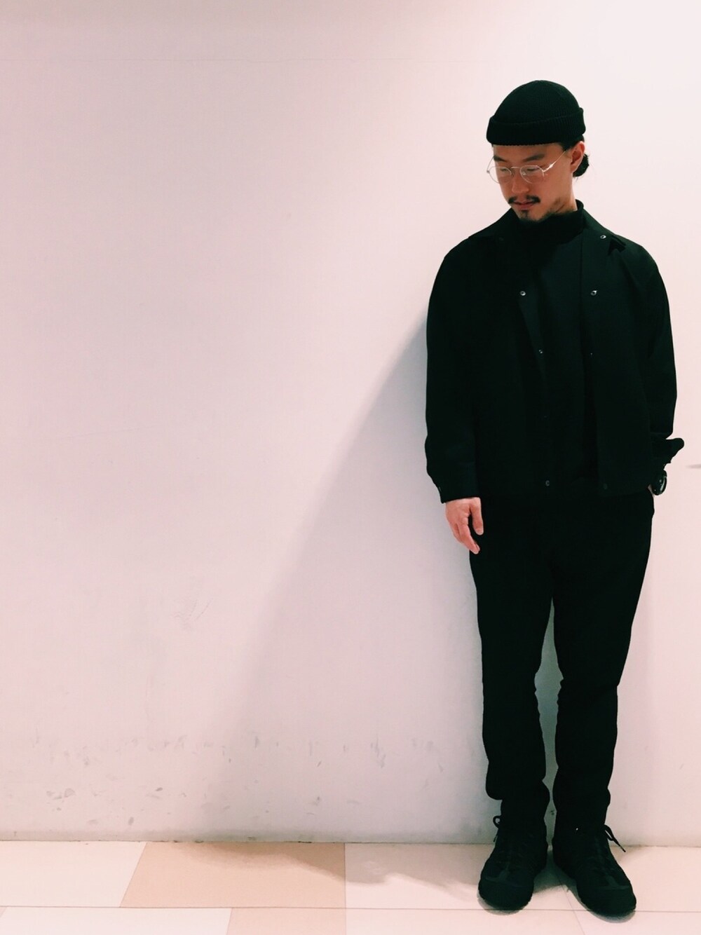 「春コーデ、オールブラック、モノトーン、ストリート、コーチジャケット、タートルネック、HARE、supreme、NIKE、AIR HUMARA」｜「HAREのCRニットワッチ(HARE)（ニットキャップ/ビーニー、ブラック系）」を使った、kohdaiさん（メンズ・168cm）の冬コーディネートの1枚目の写真