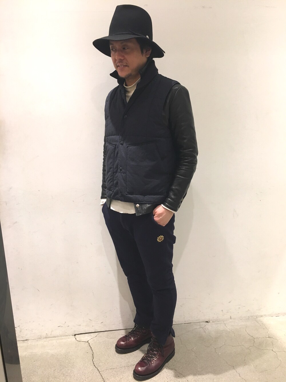 「デート、飲み会、カジュアル、ベスト、スポーツミックス、年越し、浅草、ホッピー、さんぽ、シンプル」｜「CPHの別注TEAR PINCH HAT（ハット、ブラック系）」を使った、SAKUMAさん（メンズ・170cm）の冬コーディネートの1枚目の写真