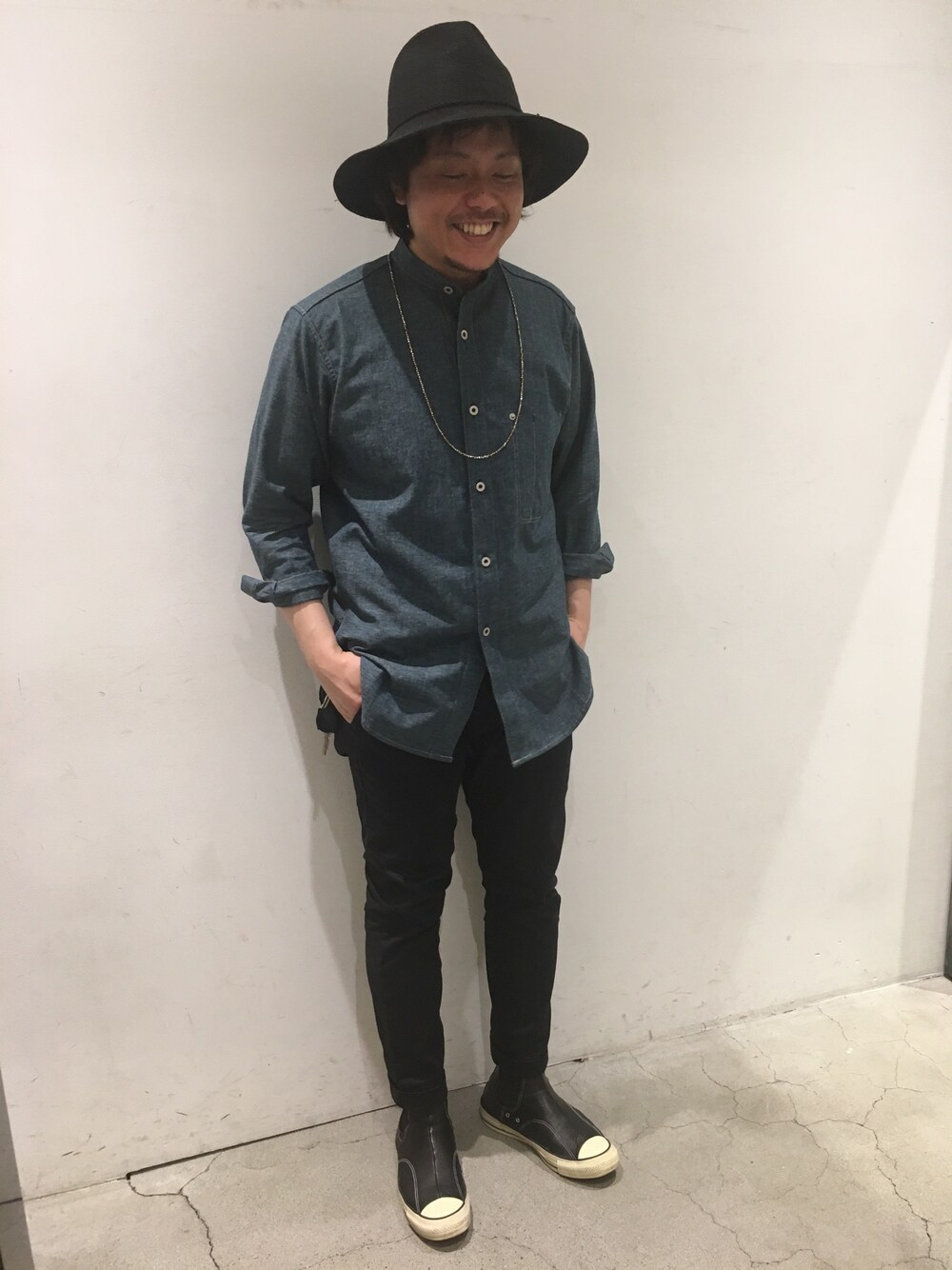 「デート、さんぽ、大人カジュアル、ロング丈、ロングシャツ、おでかけ、ストレッチパンツ、スニーカー、スポーツミックス、ラフ」｜「Johnbullのアイテム（トップス、ブルー系）」を使った、SAKUMAさん（メンズ・170cm）の夏コーディネートの1枚目の写真