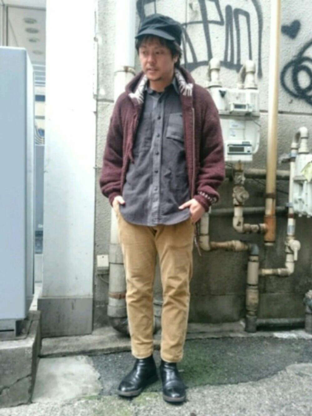 「冬コーデ、パーカー、カジュアル、デート、クロップドパンツ、チノパン、さんぽ、飲み会コーデ、シャギーニット、ブーツ」｜「REMI RELIEFのアイテム（トップス、ブラウン系）」を使った、SAKUMAさん（メンズ・170cm）の秋コーディネートの1枚目の写真