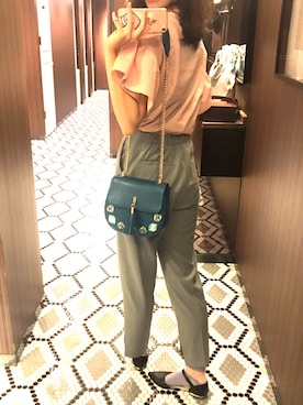 青いスポーツカーの女さんのコーディネート