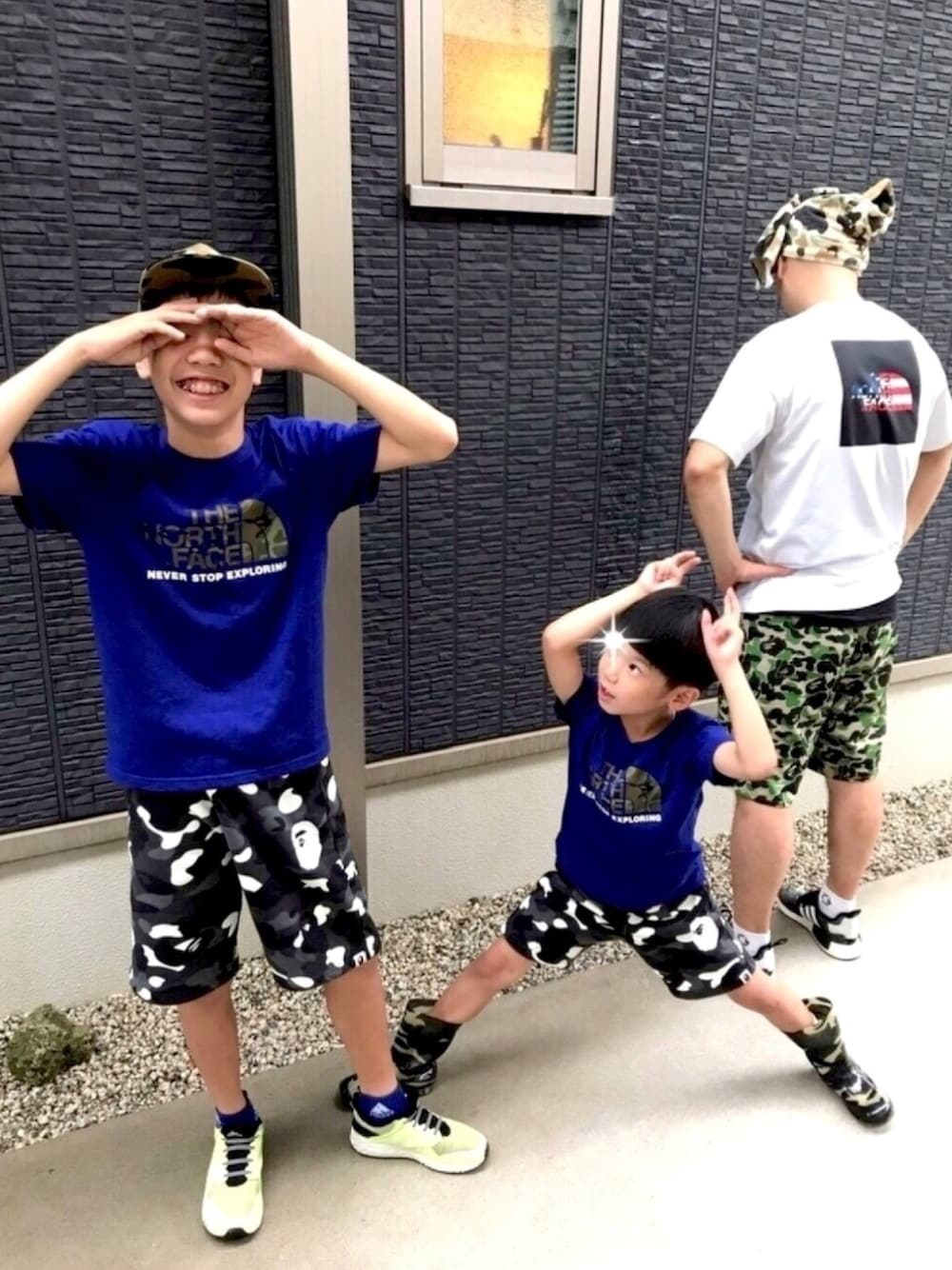 「おそろいコーデ、男の子、カジュアル、ノースフェイス、シティカモ、蓄光、ブルー、親子コーデ」｜「THE NORTH FACEのnorthface/ﾉｰｽﾌｪｲｽ camologotee ﾕﾆｾｯｸｽ（Tシャツ/カットソー、ブルー系）」を使った、kanaさん（キッズ・120cm）の夏コーディネートの1枚目の写真