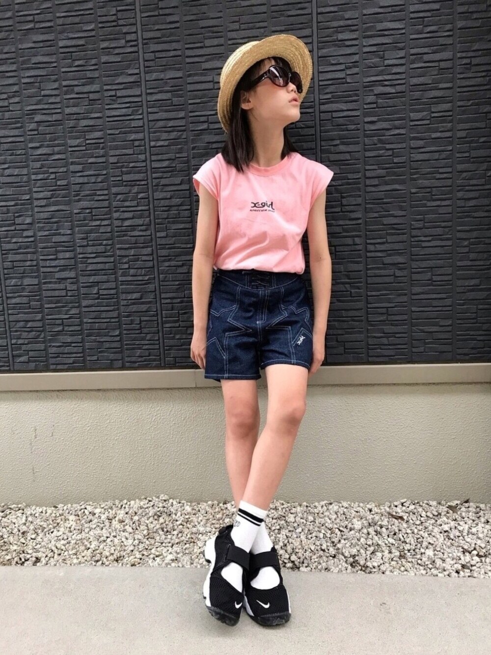 「カンカン帽、フォトT、ハイウエスト、ショートパンツ、夏コーデ、エアリフト、ラインソックス、x-girl stages、プリントT、サングラス」｜「西松屋のアイテム（ハット、ベージュ系）」を使った、kanaさん（キッズ・138cm）の夏コーディネートの1枚目の写真