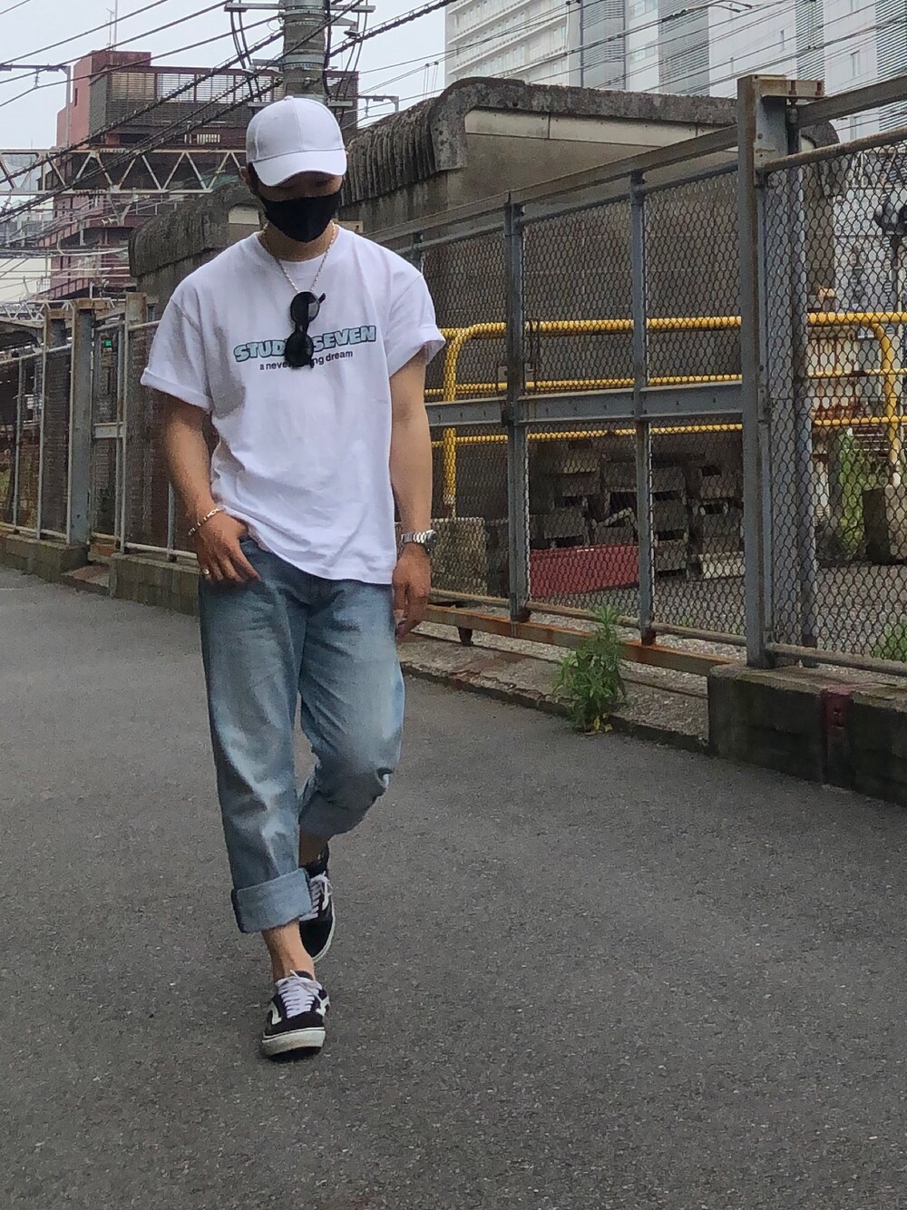 「saint laurent paris、Saint Laurent、VANS、オールドスクール、スタジオセブン、NAOTO、sl98、tチェーン、tiffany&co」｜「GUのアイテム（デニムパンツ、ブルー系）」を使った、Takuma さん（メンズ・175cm）の夏コーディネートの1枚目の写真