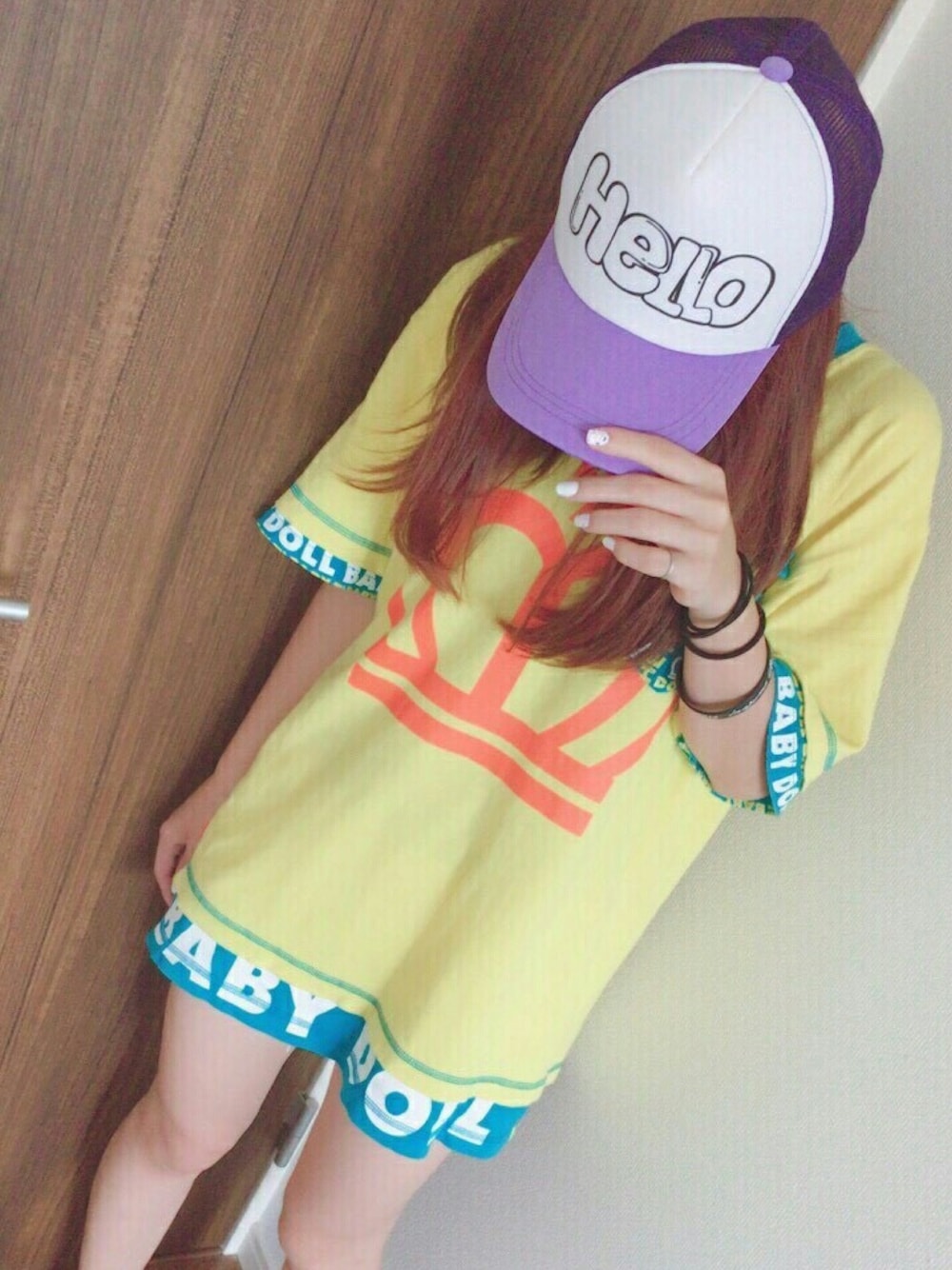 「ダボT、スポーツ、ボーイッシュ、カジュアル」｜「BABYDOLLのアイテム（Tシャツ/カットソー、イエロー系）」を使った、ゆいさん（レディース・163cm）の秋コーディネートの1枚目の写真