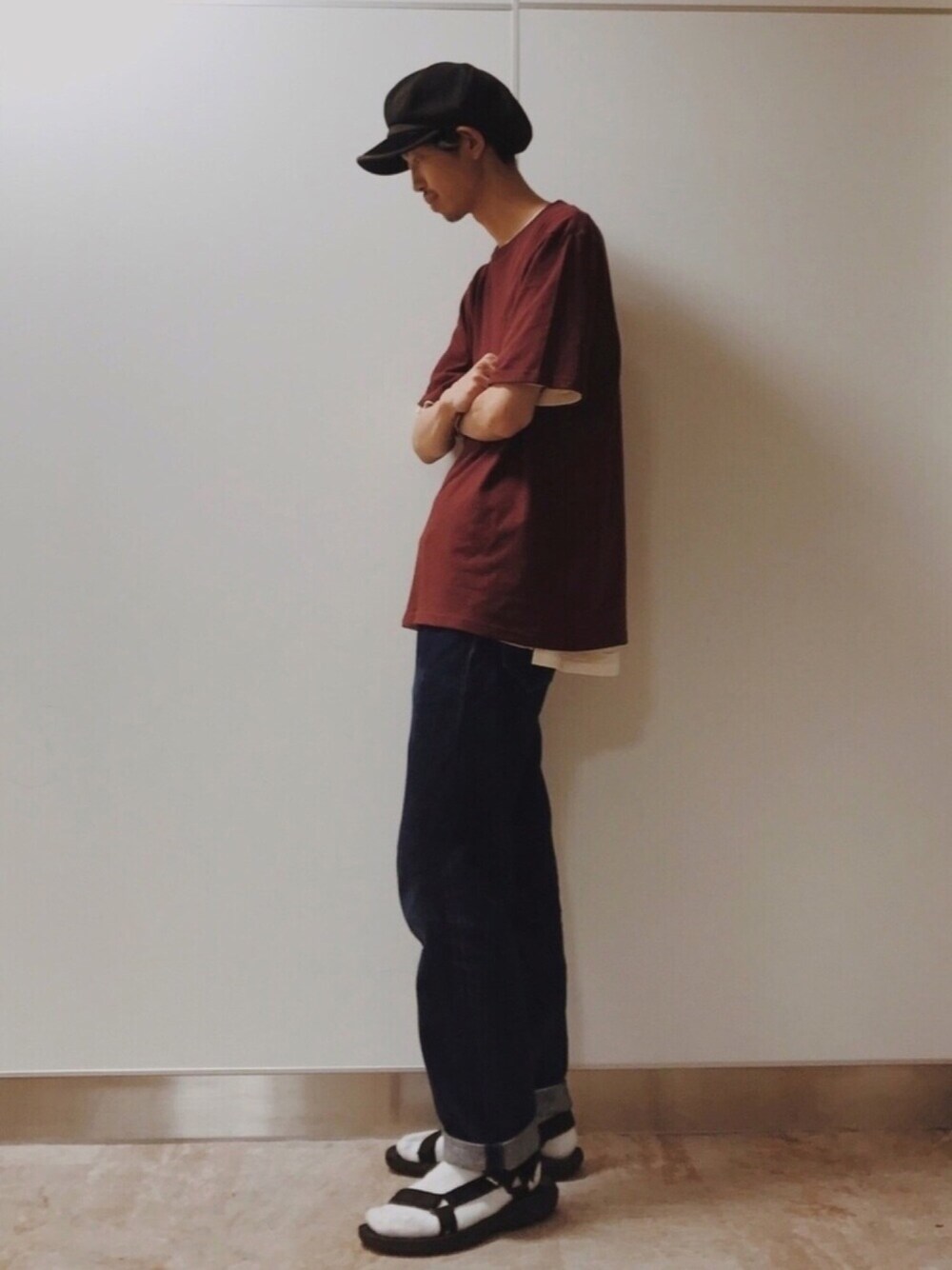 レッド系のTシャツ/カットソー、ホワイト系のTシャツ/カットソー、ブラック系のサンダルを着用したメンズの夏コーディネートの1枚目の写真