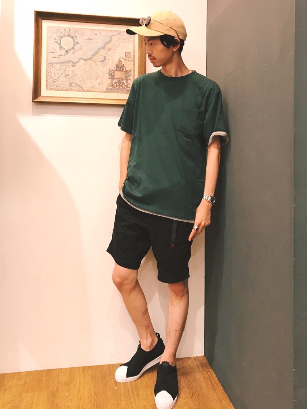 グリーン系のTシャツ/カットソー、ブラック系のその他パンツ、グレー系のTシャツ/カットソーを着用したメンズの夏コーディネートの1枚目の写真