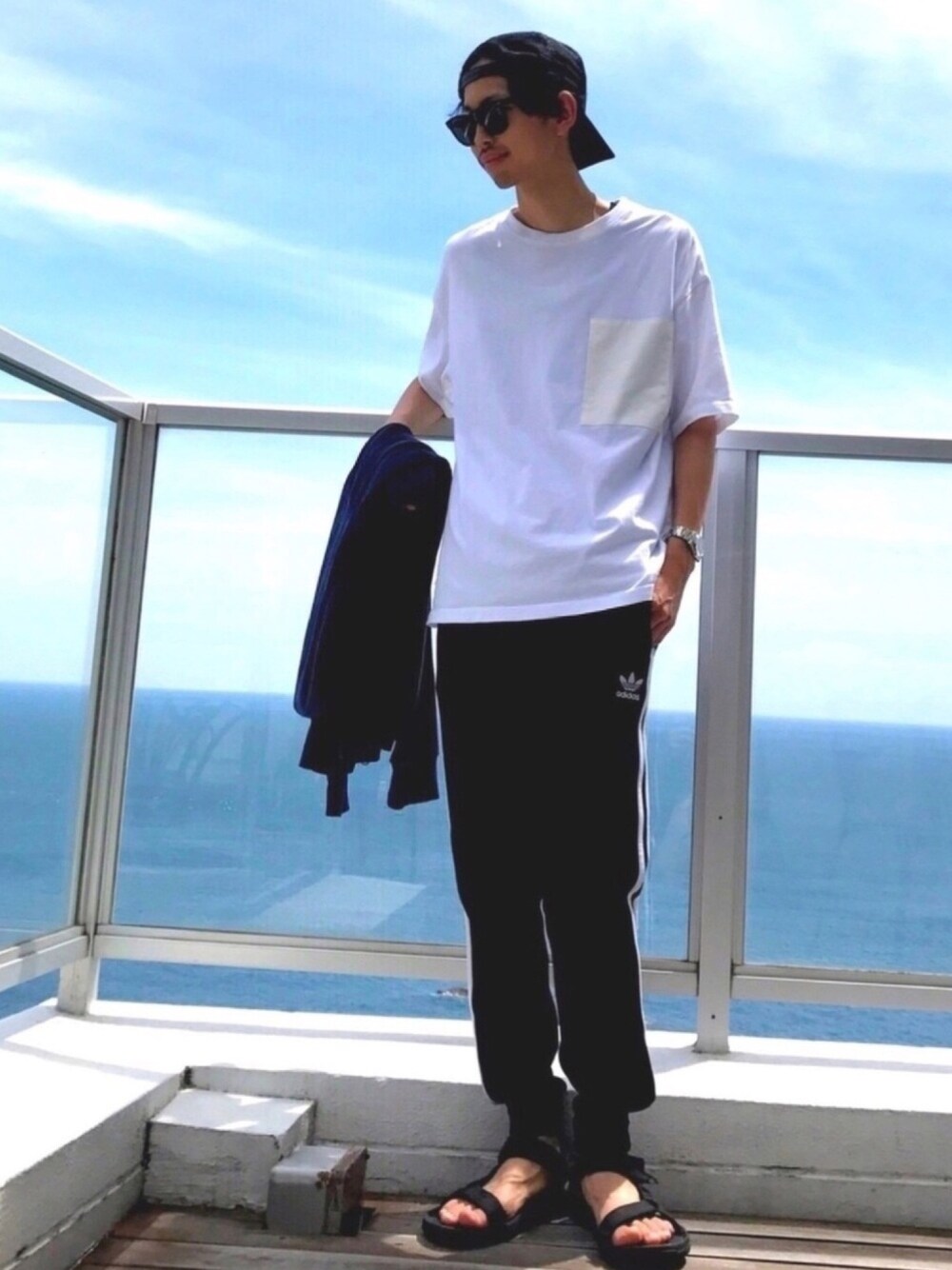 「夏コーデ、白Tシャツ、summer、ジャージ、トラックパンツ、ラインパンツ、SEVENDAYS＝SUNDAY、adidas、サングラス、ビッグシルエット」｜「SEVENDAYS=SUNDAYのST S/S BIG Tee（Tシャツ/カットソー、ホワイト系）」を使った、FUJISAWAさん（メンズ・178cm）の夏コーディネートの1枚目の写真