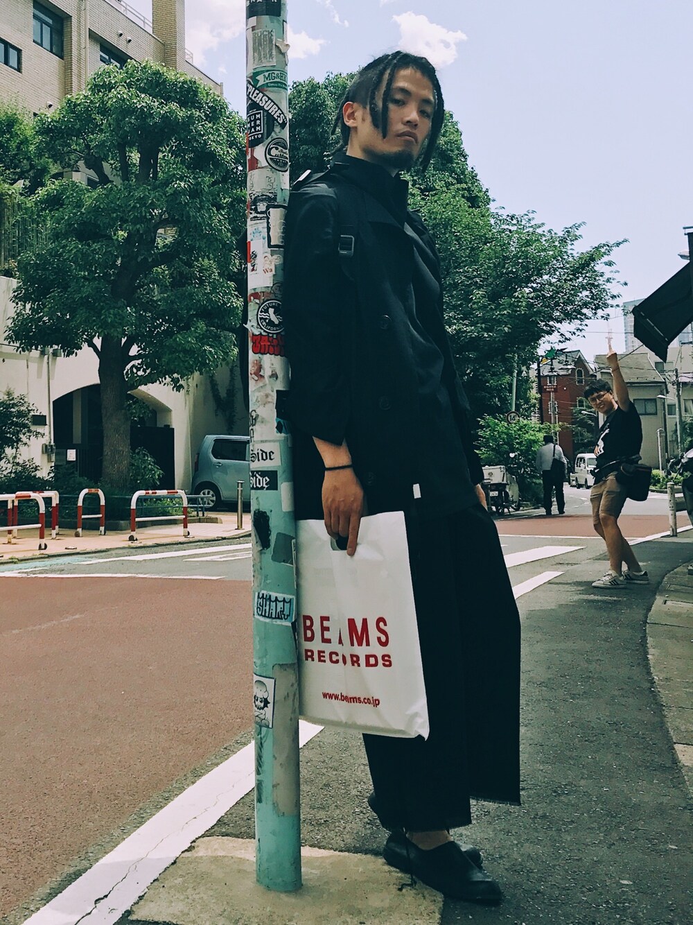 「techwear、原宿、TOKYO」｜「PRONOUNCEのアイテム（ポンチョ、ブラック系）」を使った、Lynnさん（メンズ・179cm）の夏コーディネートの1枚目の写真