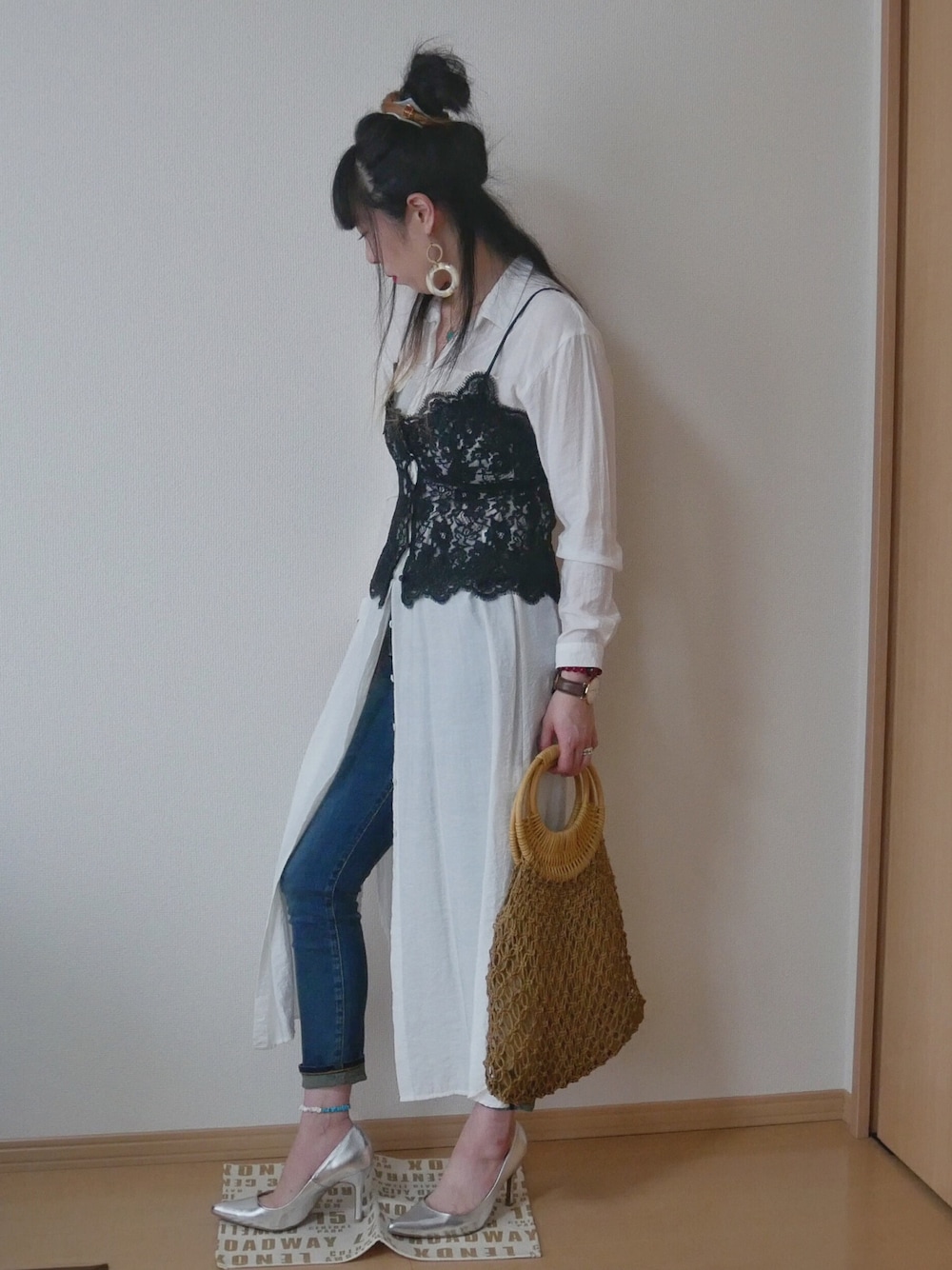 「オトナカジュアル、オトナ女子、春コーデ、シンプルコーデ、レースキャミソール、レースビスチェ、ビスチェ×シャツ、Ungrid」｜「Ungridのレースキャミブラウス（キャミソール、ブラック系）」を使った、れいやんさん（レディース・166cm）の春コーディネートの1枚目の写真