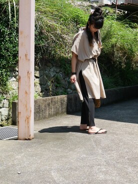 「ロングシャツ」｜「アイテム（ビーチサンダル）」を使った、れいやんさん（レディース・166cm）の秋コーディネート