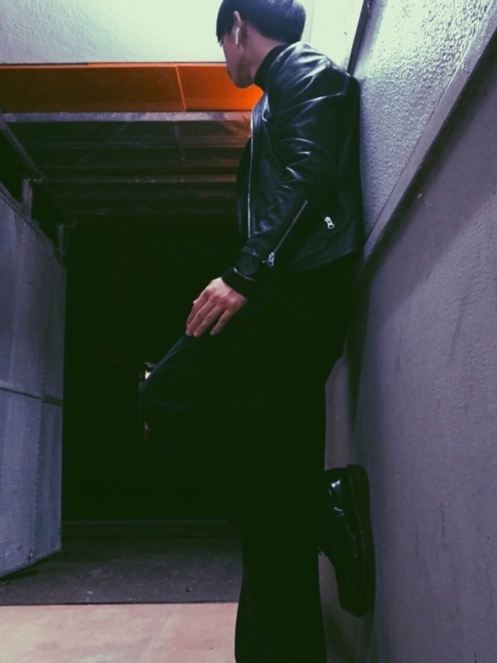 「ブラック、ブラックコーデ、タックイン、ライダース、ワイドパンツ、Dr.Martens、JOHN LAWRENCE SULLIVAN、HARE、RAGEBLUE、Klasse14」｜「Dr. MartensのDr.Martens / ドクターマーチン 1461 3EYE GIBSON SHOE 3ホール ギブソン シューズ（ドレスシューズ、ブラック系）」を使った、Kosukeさん（メンズ・168cm）の秋コーディネートの1枚目の写真