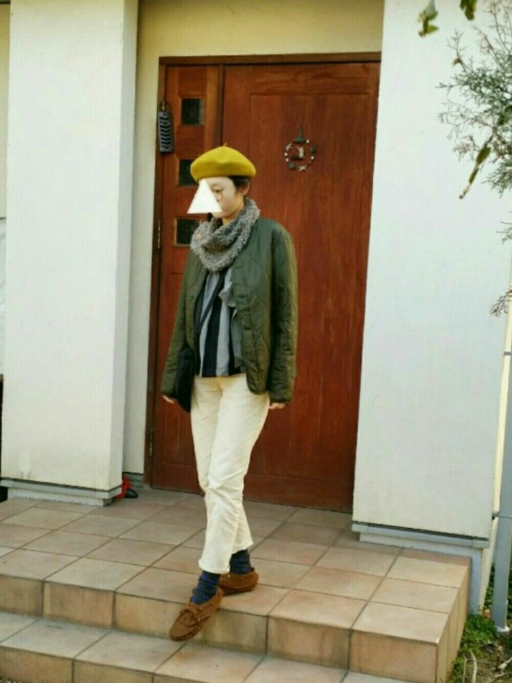 グリーン系のノーカラージャケット、ホワイト系のその他パンツ、ブラウン系のモカシン/デッキシューズを着用したレディースの冬コーディネートの1枚目の写真