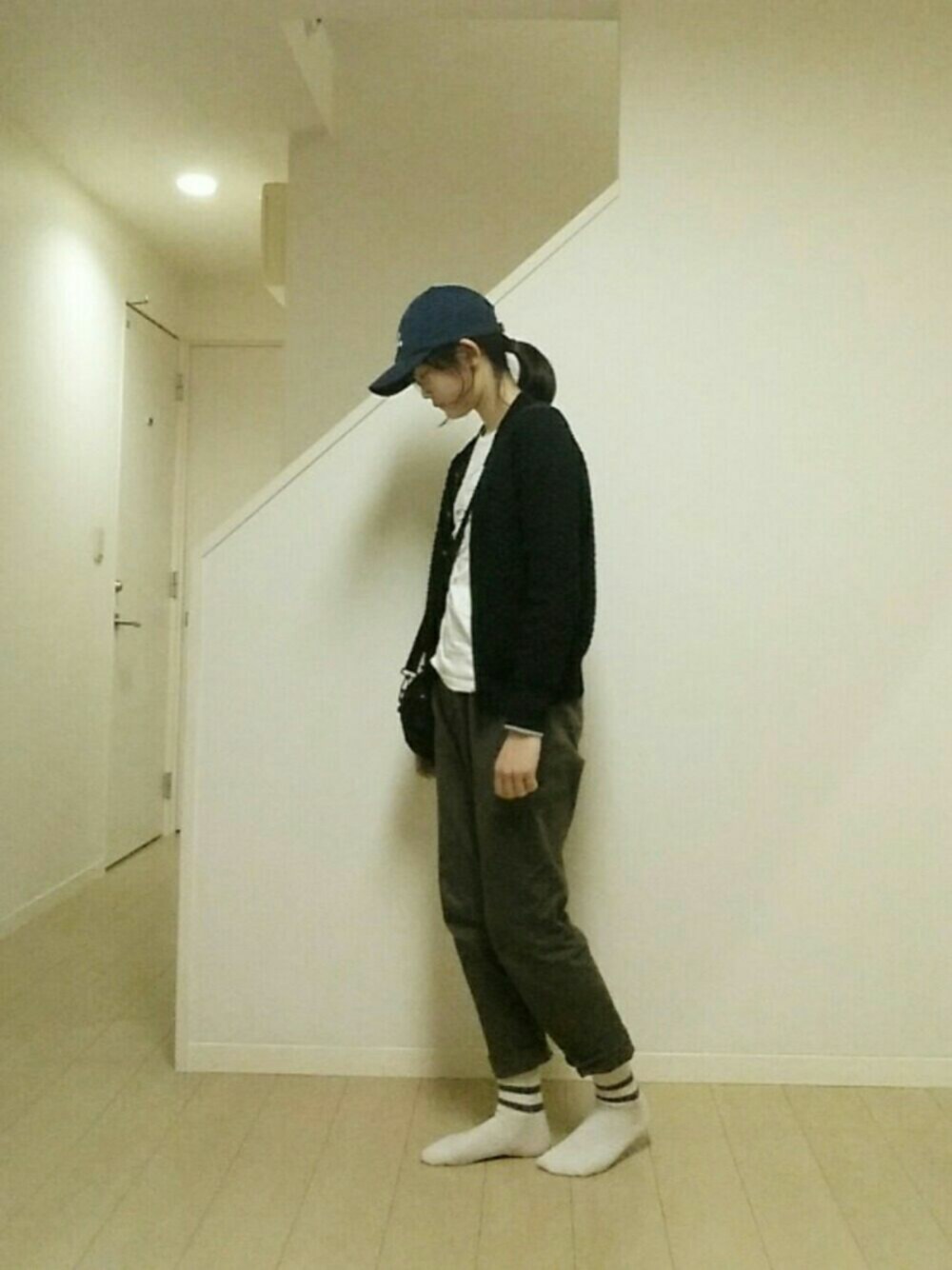 ホワイト系のTシャツ/カットソー、ブラック系のショルダーバッグ、ホワイト系のソックス/靴下を着用したレディースの冬コーディネートの1枚目の写真