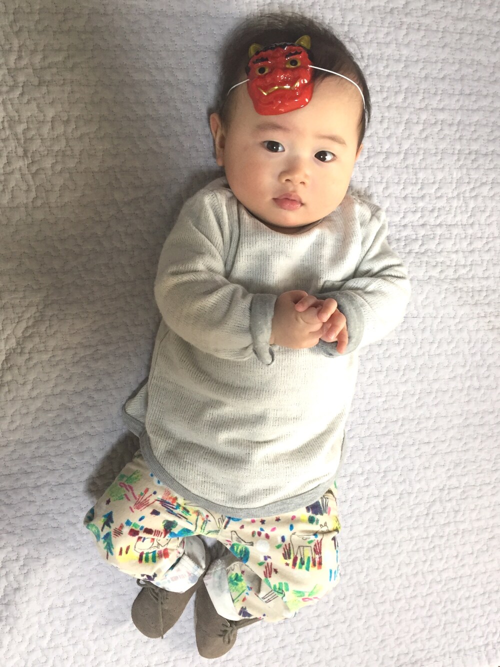 「baby、ベビーコーデ、生後7ヶ月、節分コーデ、節分」｜「BRANSHESの横編み風トレーナー（スウェット、ホワイト系）」を使った、MY&UCさん（キッズ・70cm）の冬コーディネートの1枚目の写真