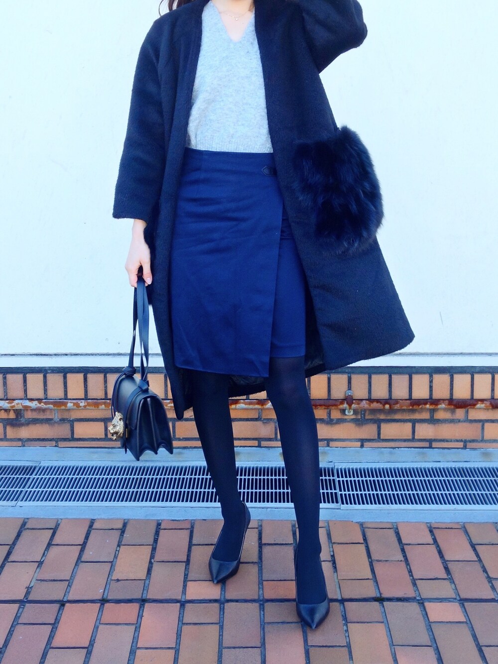 「シンプル、休日スタイル、ニット、きれいめカジュアル、ママコーデ、モノトーンコーデ、ootd、outfit、スカート、キレイめ」｜「BEAUTY&YOUTH UNITED ARROWSのアイテム（スカート、ブルー系）」を使った、Misaki さん（レディース・170cm）の冬コーディネートの1枚目の写真