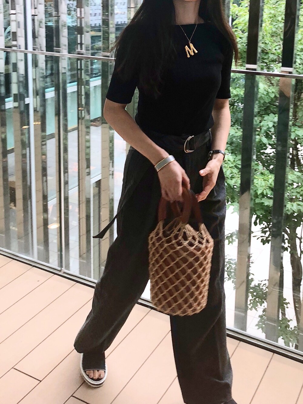 「秋のコーデ、シンプルコーデ、大人カジュアル、きれいめカジュアル、ラクチンコーデ、パンツスタイル、休日スタイル、ootd、outfit、fashion」｜「staudのアイテム（ハンドバッグ、ブラウン系）」を使った、Misaki さん（レディース・170cm）の秋コーディネートの1枚目の写真