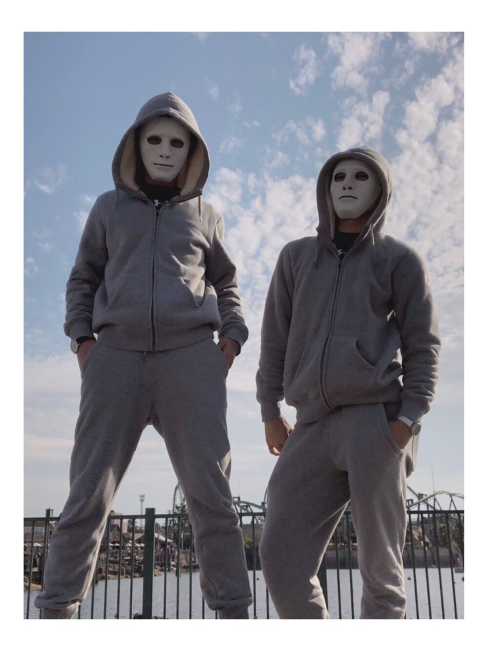 グレー系のパンツ、グレー系のトップス、ブラック系のその他トップスを着用したメンズの秋コーディネートの1枚目の写真