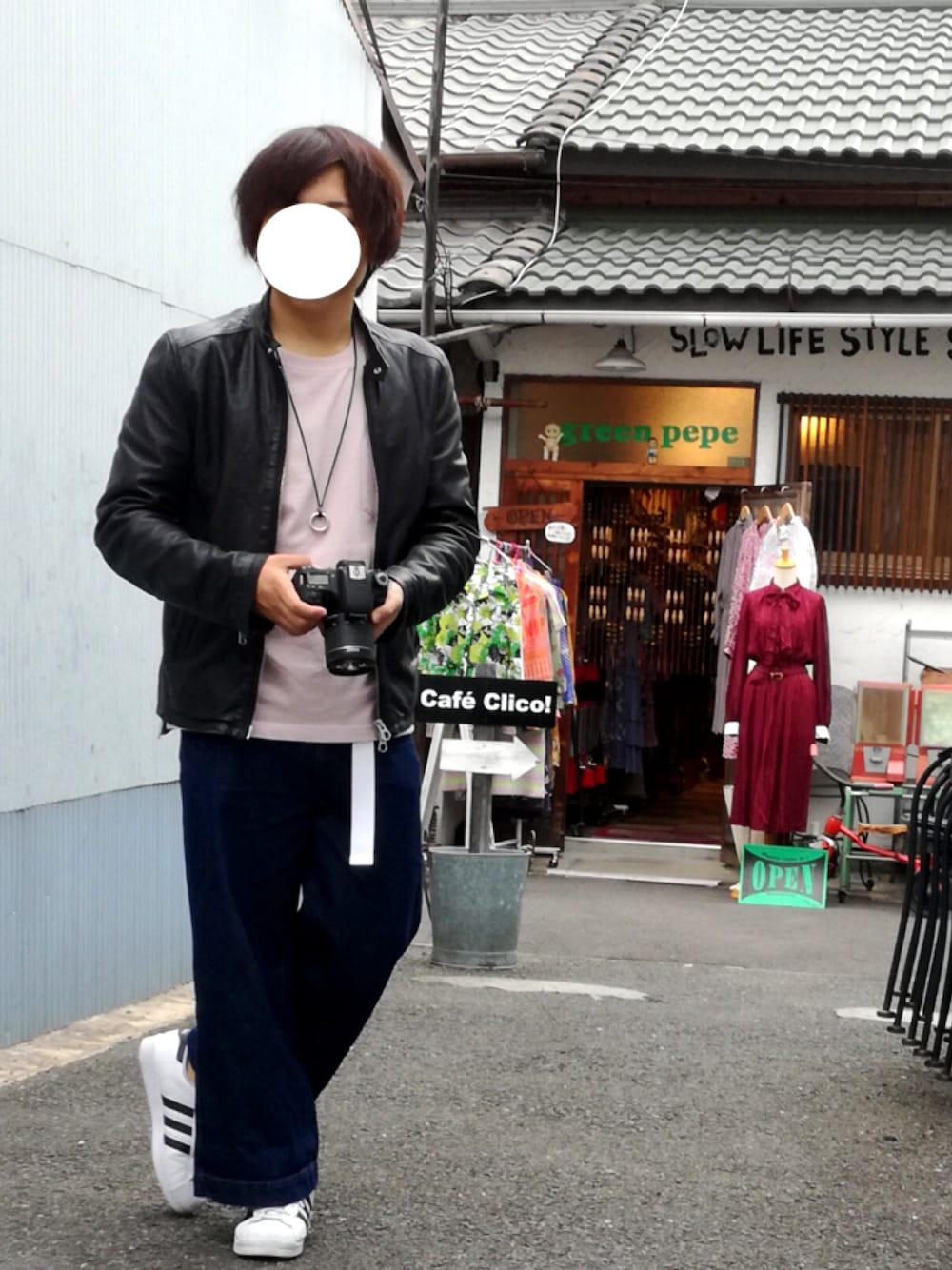 ブラック系のライダースジャケット、ピンク系のTシャツ/カットソー、ブルー系のデニムパンツを着用したメンズの春コーディネートの1枚目の写真