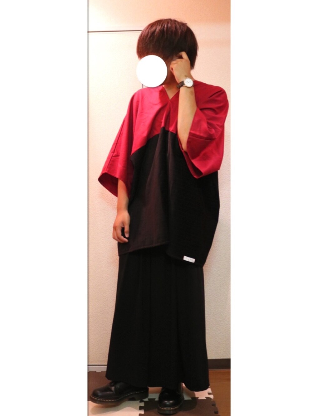 レッド系のTシャツ/カットソー、ブラック系のその他パンツ、ブラック系のドレスシューズを着用したメンズの夏コーディネートの1枚目の写真