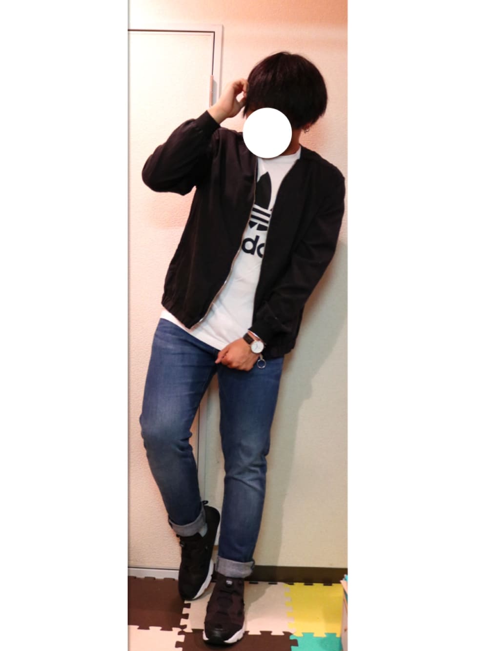 ブラック系のブルゾン、ホワイト系のTシャツ/カットソー、ブラック系のスニーカーを着用したメンズの秋コーディネートの1枚目の写真