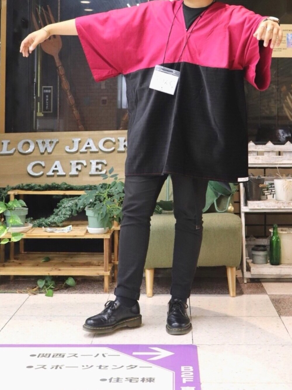 レッド系のTシャツ/カットソー、ブラック系のデニムパンツ、ブラック系のドレスシューズを着用したメンズの夏コーディネートの1枚目の写真